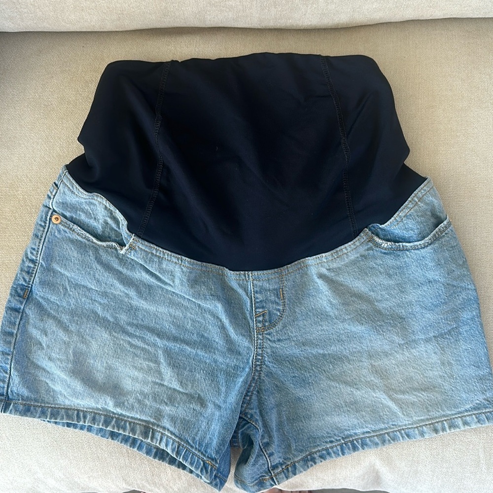 Isabel maternity short, light wash denim, size 6